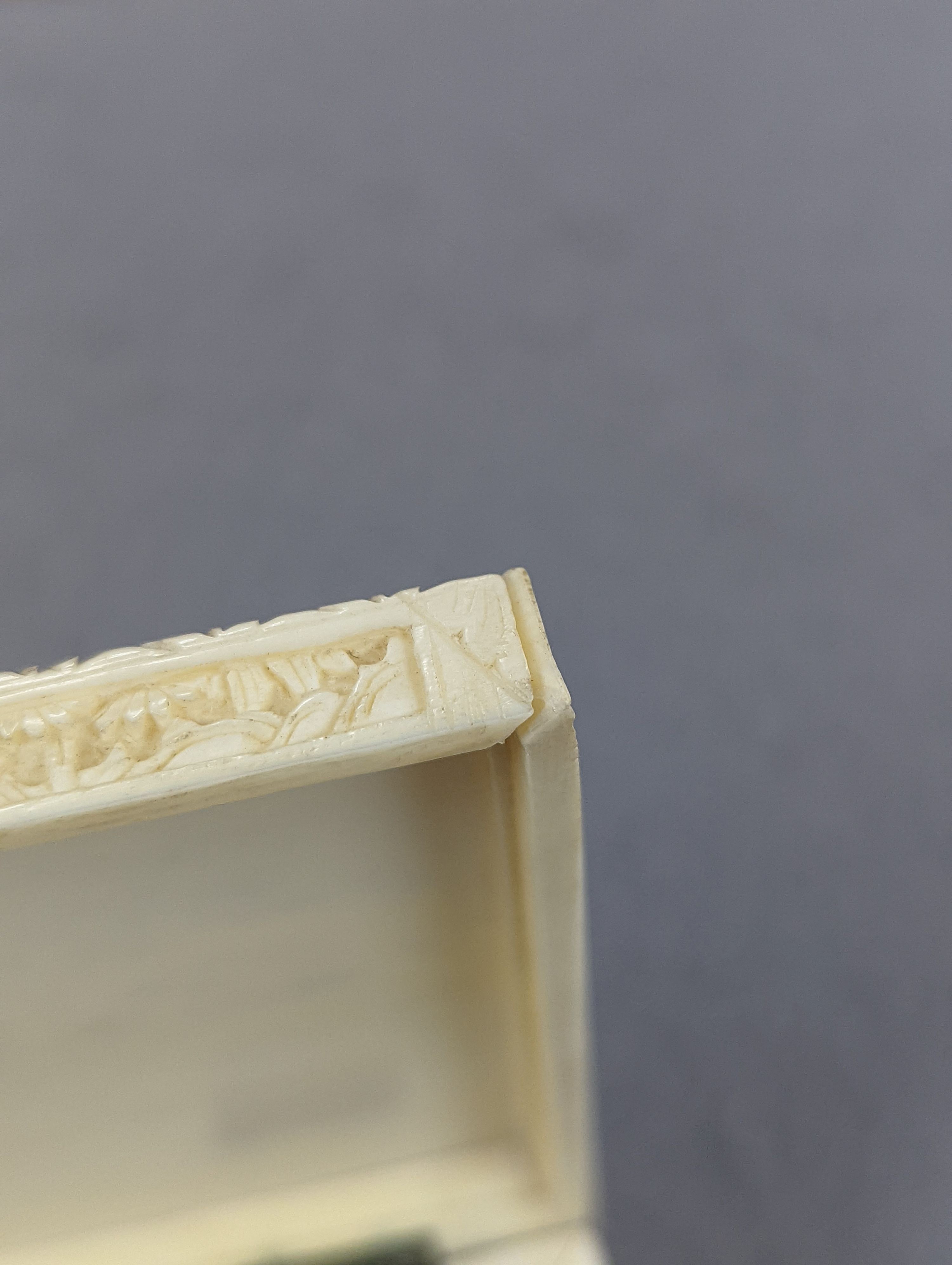 An early 20th century Cantonese carved ivory box, 12cm